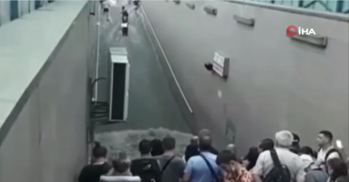 Ukrayna şiddetli yağışlara teslim oldu: Metro istasyonlarını su bastı